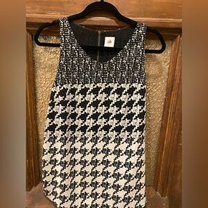 CAbi Black & White Sleeveless Houndstooth Tunic Top! Excellent Condition!